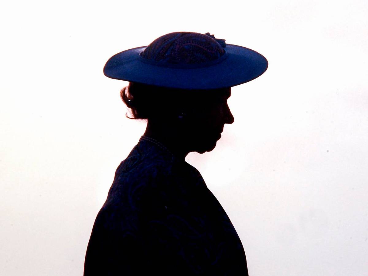 Gänsehautmoment bei der BBC. Großbritanniens öffentlich-rechtlicher TV-Sender unterbrach das laufende Programm im TV und Radio, um über den Tod der Königin zu informieren. Das Foto zeigt die Silhouette der Queen am 8. März 1989.