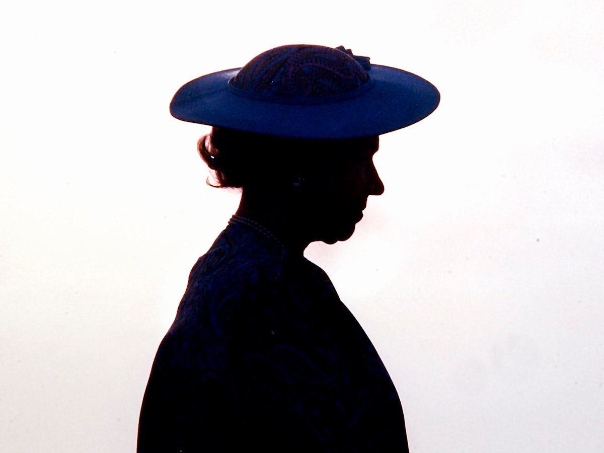 Gänsehautmoment bei der BBC. Großbritanniens öffentlich-rechtlicher TV-Sender unterbrach das laufende Programm im TV und Radio, um über den Tod der Königin zu informieren. Das Foto zeigt die Silhouette der Queen am 8. März 1989.
