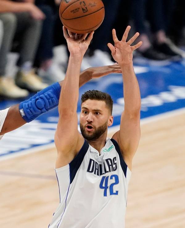 Maxi Kleber (rechts) von den Dallas Mavericks am 24. Mai 2022 im Duell mit Kevon Looney von den Golden State Warriors.