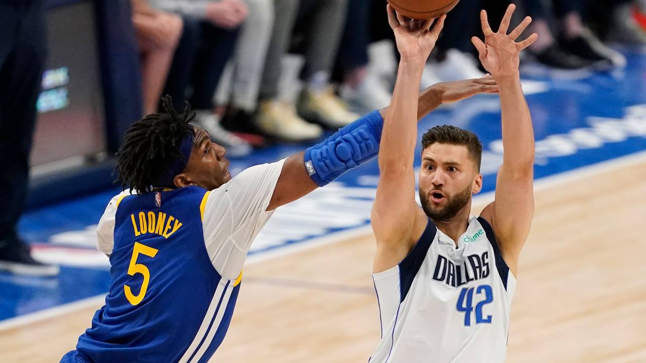 Maxi Kleber (rechts) von den Dallas Mavericks am 24. Mai 2022 im Duell mit Kevon Looney von den Golden State Warriors.