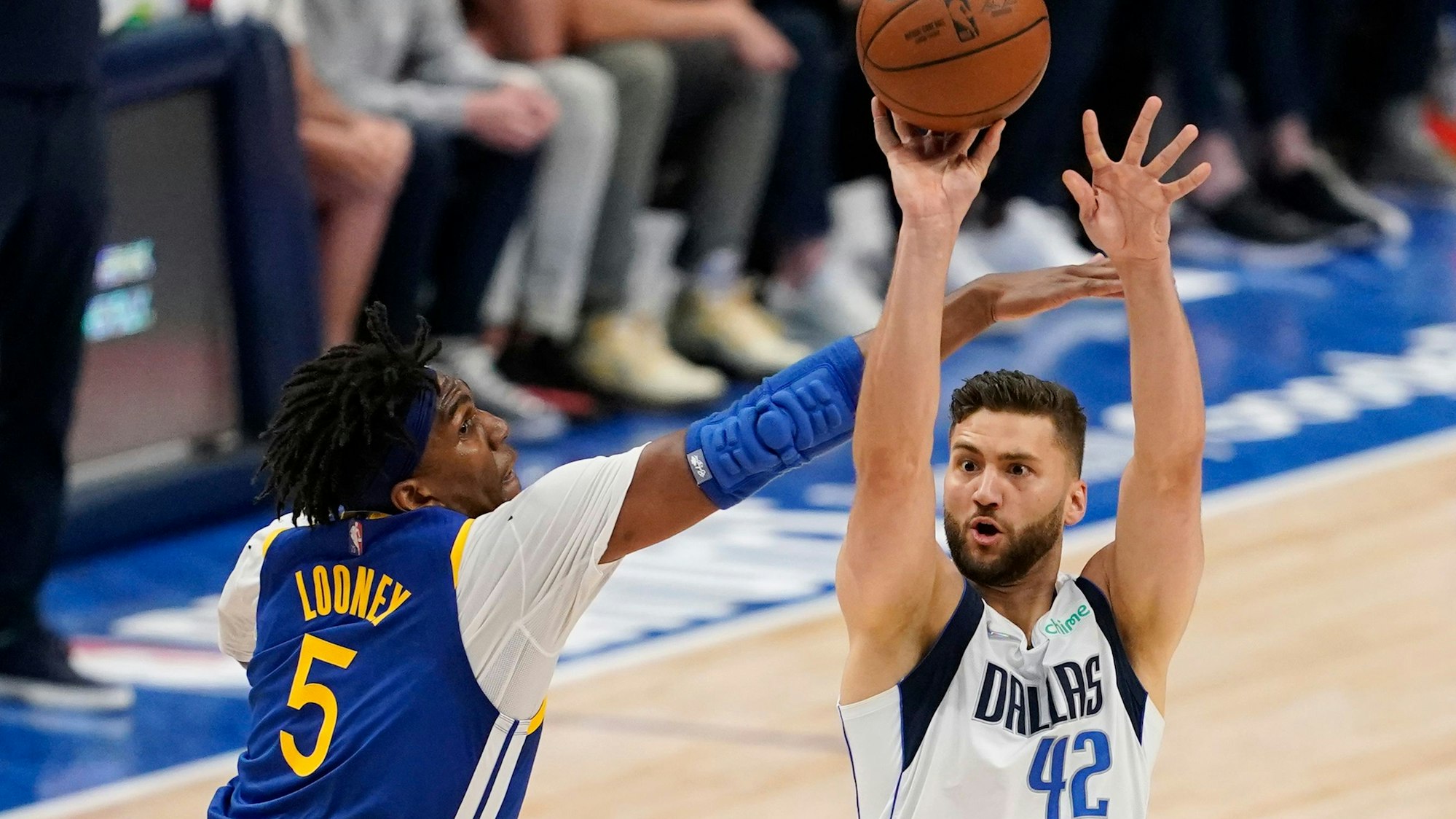 Maxi Kleber (rechts) von den Dallas Mavericks am 24. Mai 2022 im Duell mit Kevon Looney von den Golden State Warriors.