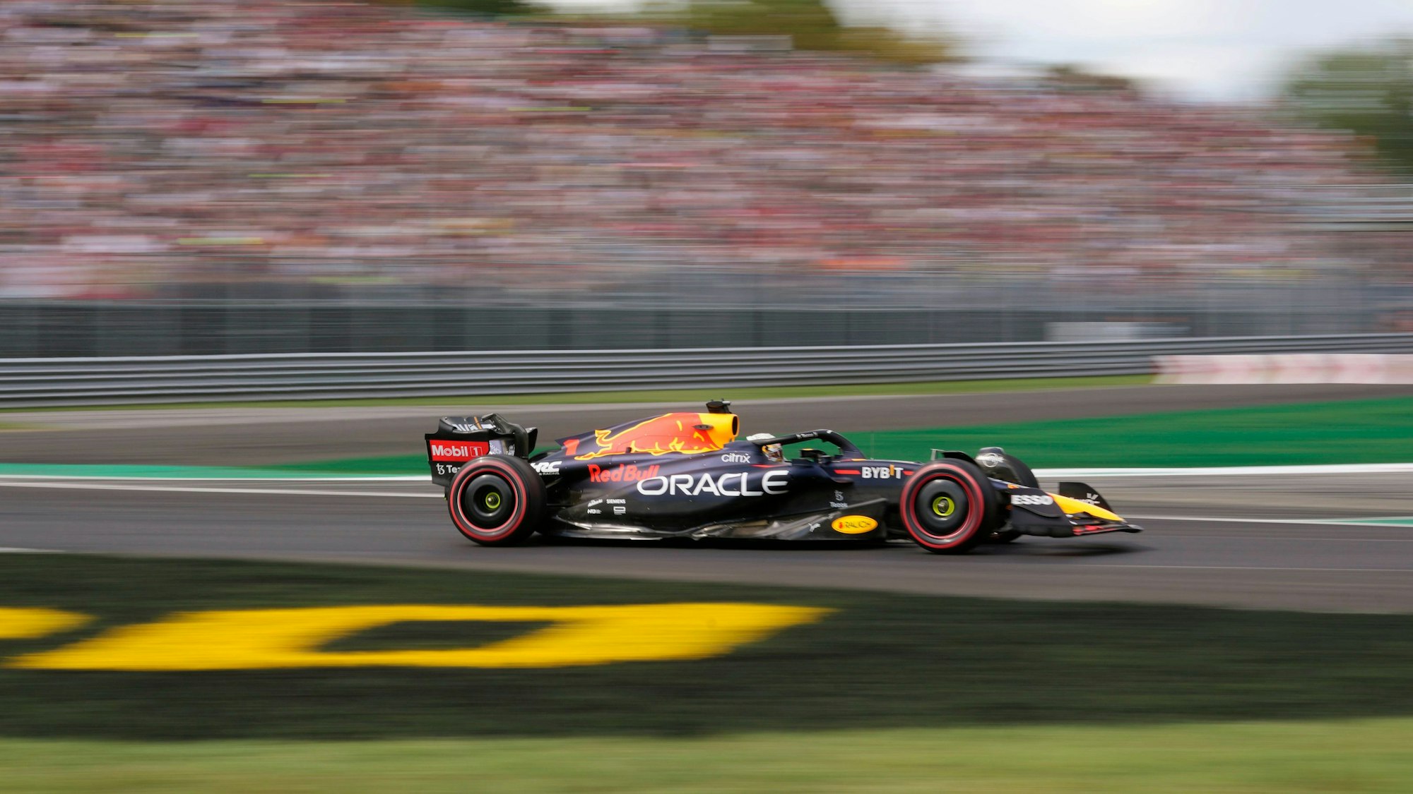 Max Verstappen dreht seine Runden in Monza.
