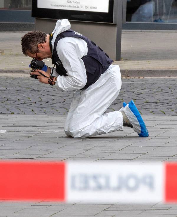 Ein Mitarbeiter der Spurensicherung fotografiert den Tatort.