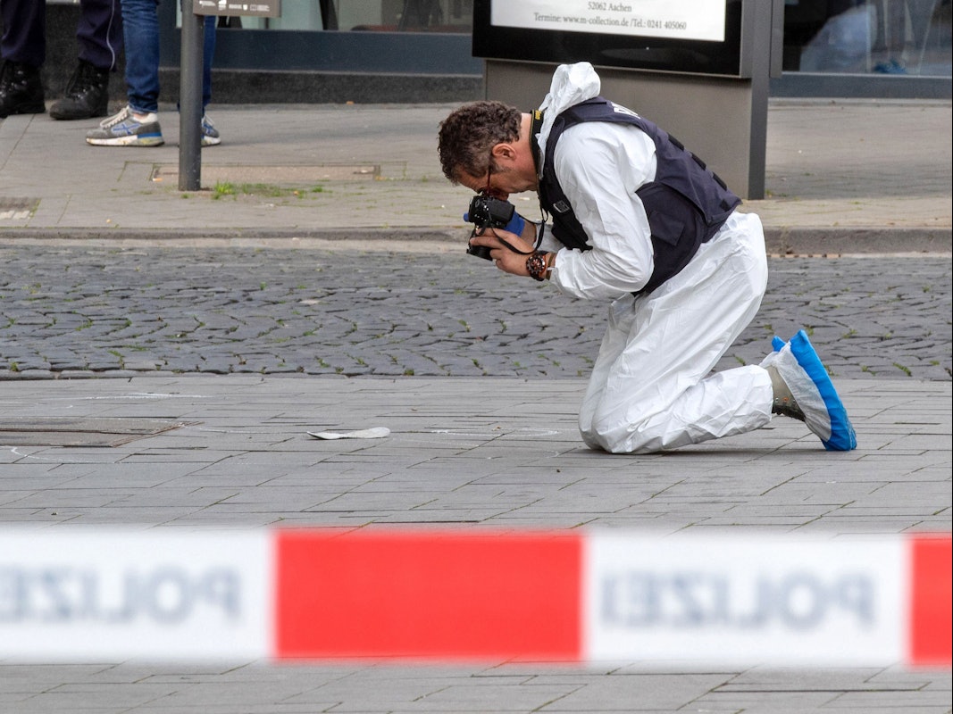 Ein Mitarbeiter der Spurensicherung fotografiert den Tatort.