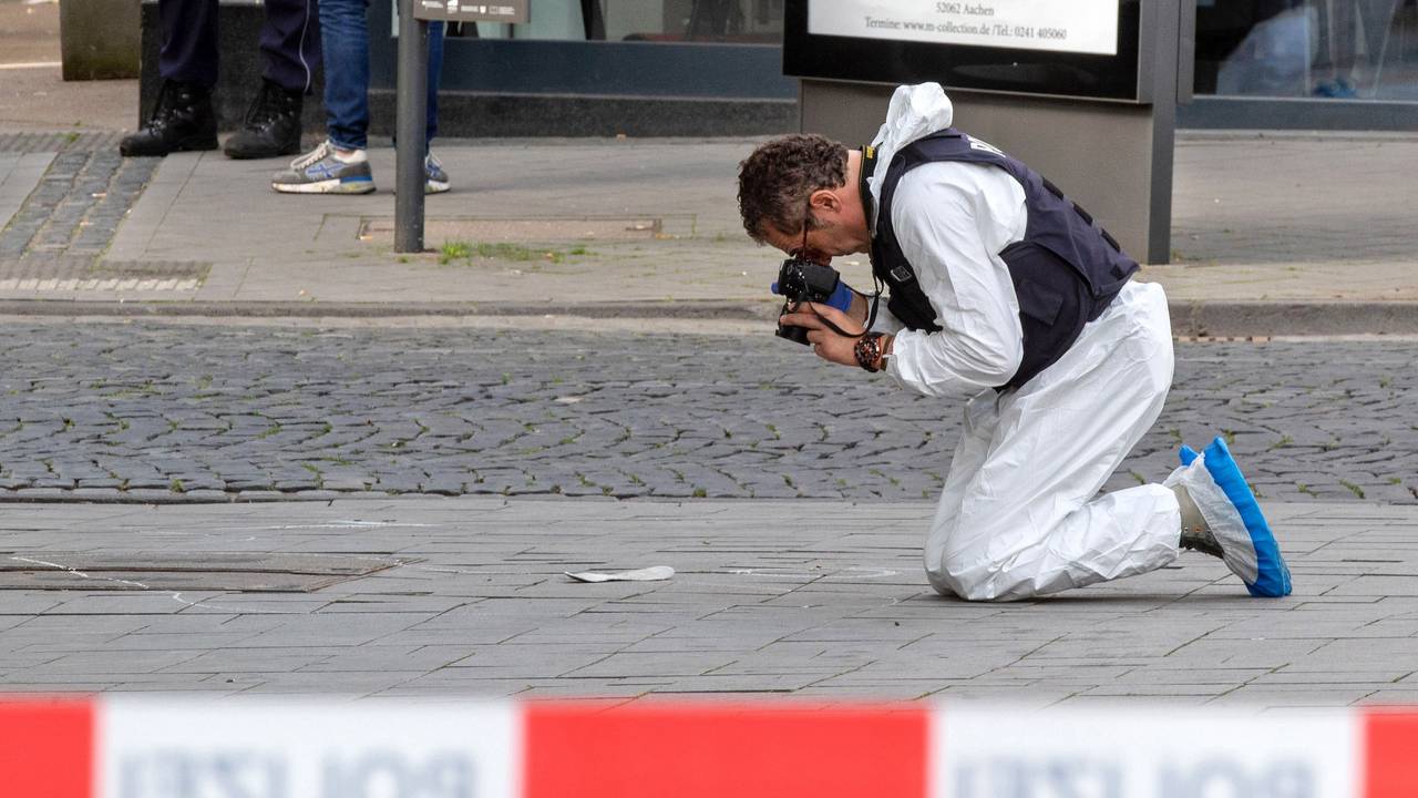 Ein Mitarbeiter der Spurensicherung fotografiert den Tatort.