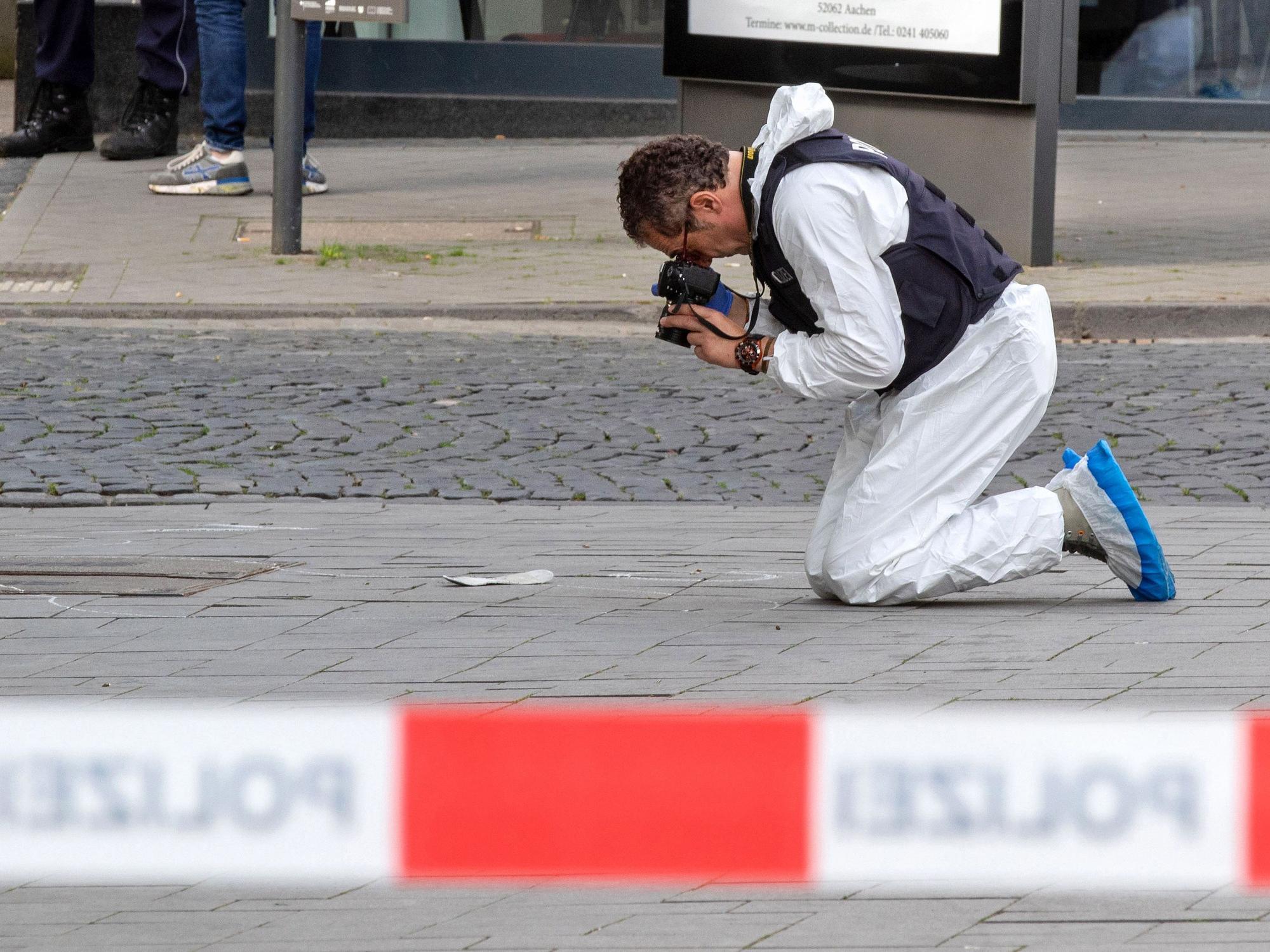 Ein Mitarbeiter der Spurensicherung fotografiert den Tatort.