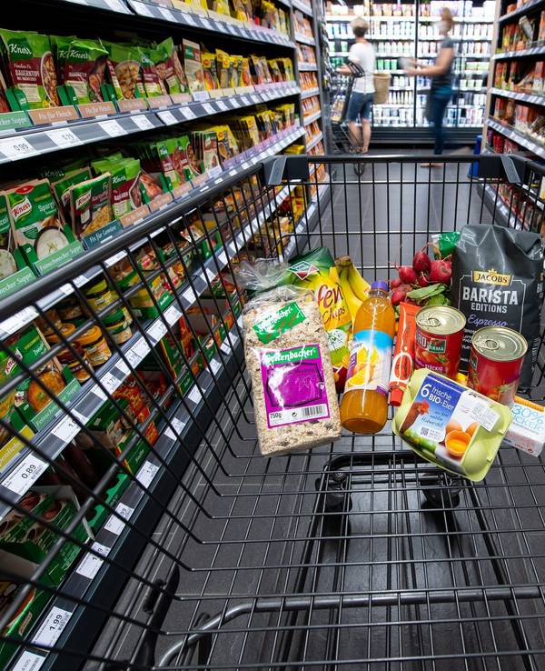 Verschiedene Lebensmittel liegen in unserem Symbolbild in einem Supermarkt in einem Einkaufswagen. Der Zoff zwischen Edeka und einem amerikanischen Mega-Konzern ging jetzt vor Gericht.