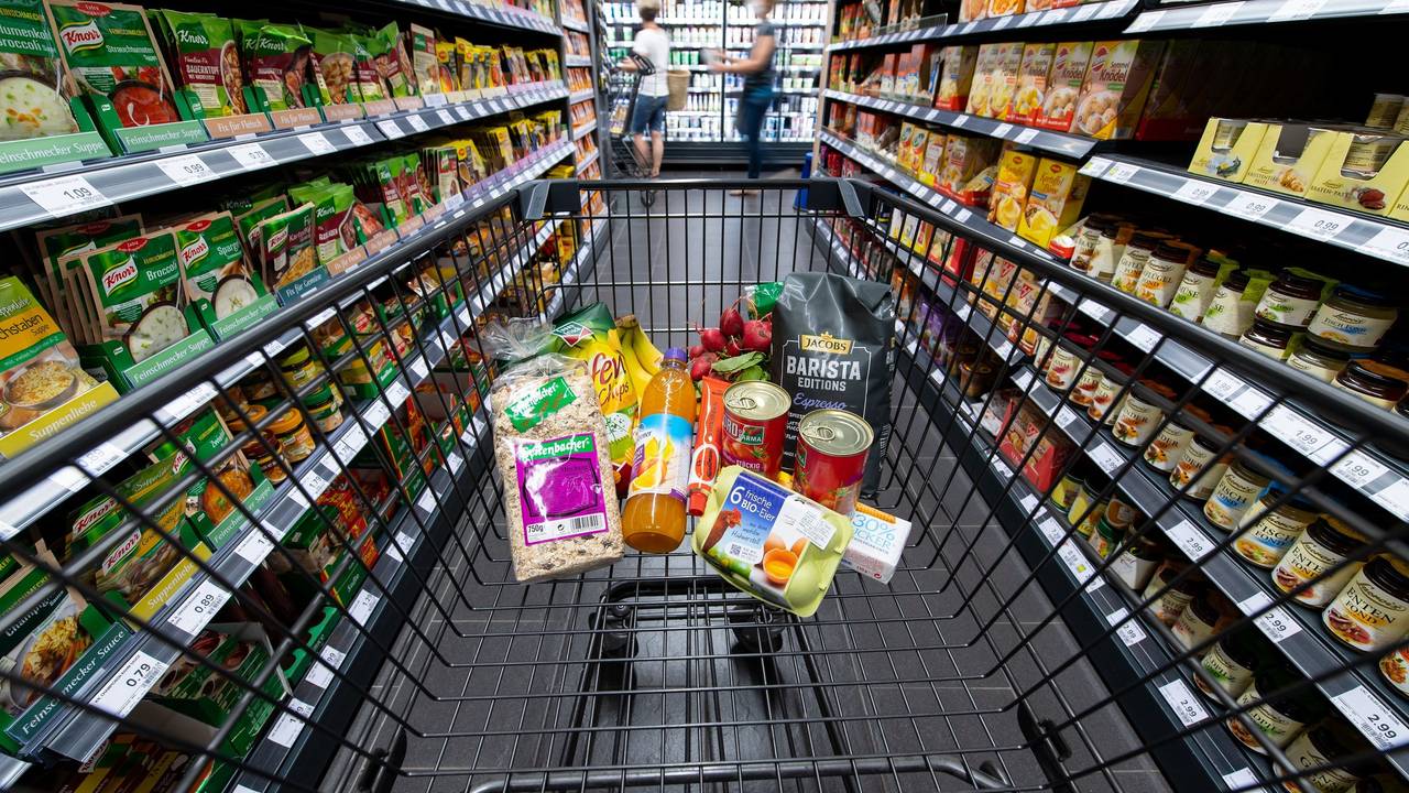 Verschiedene Lebensmittel liegen in unserem Symbolbild in einem Supermarkt in einem Einkaufswagen. Der Zoff zwischen Edeka und einem amerikanischen Mega-Konzern ging jetzt vor Gericht.