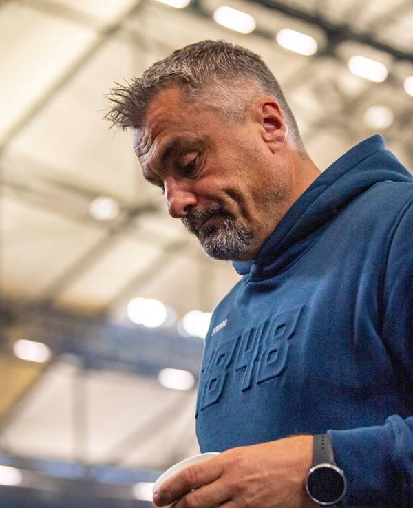 Bochums Trainer Thomas Reis steht vor Spielbeginn im Stadion.