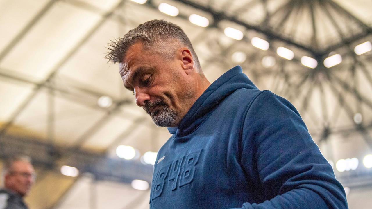 Bochums Trainer Thomas Reis steht vor Spielbeginn im Stadion.