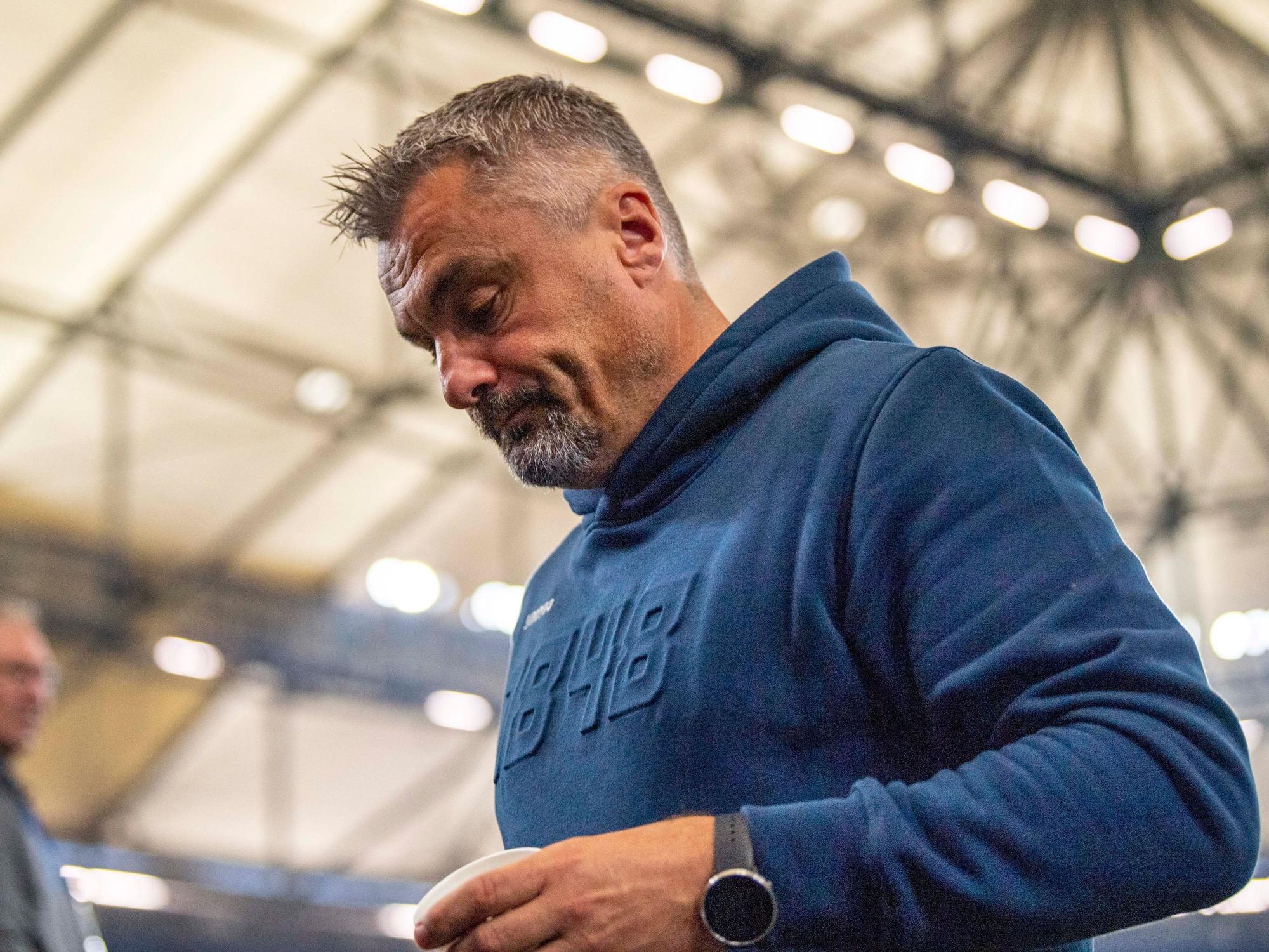 Bochums Trainer Thomas Reis steht vor Spielbeginn im Stadion.