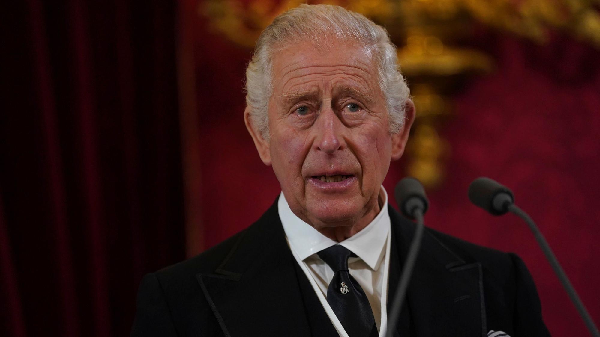 Nach dem Tod von Königin Elizabeth II. ist ihr Sohn Charles Nachfolger geworden. Er wandte sich erstmals als König Charles III. an die Nation – und begeisterte mit seinen emotionalen Worten nicht jeden seiner Unternanen.