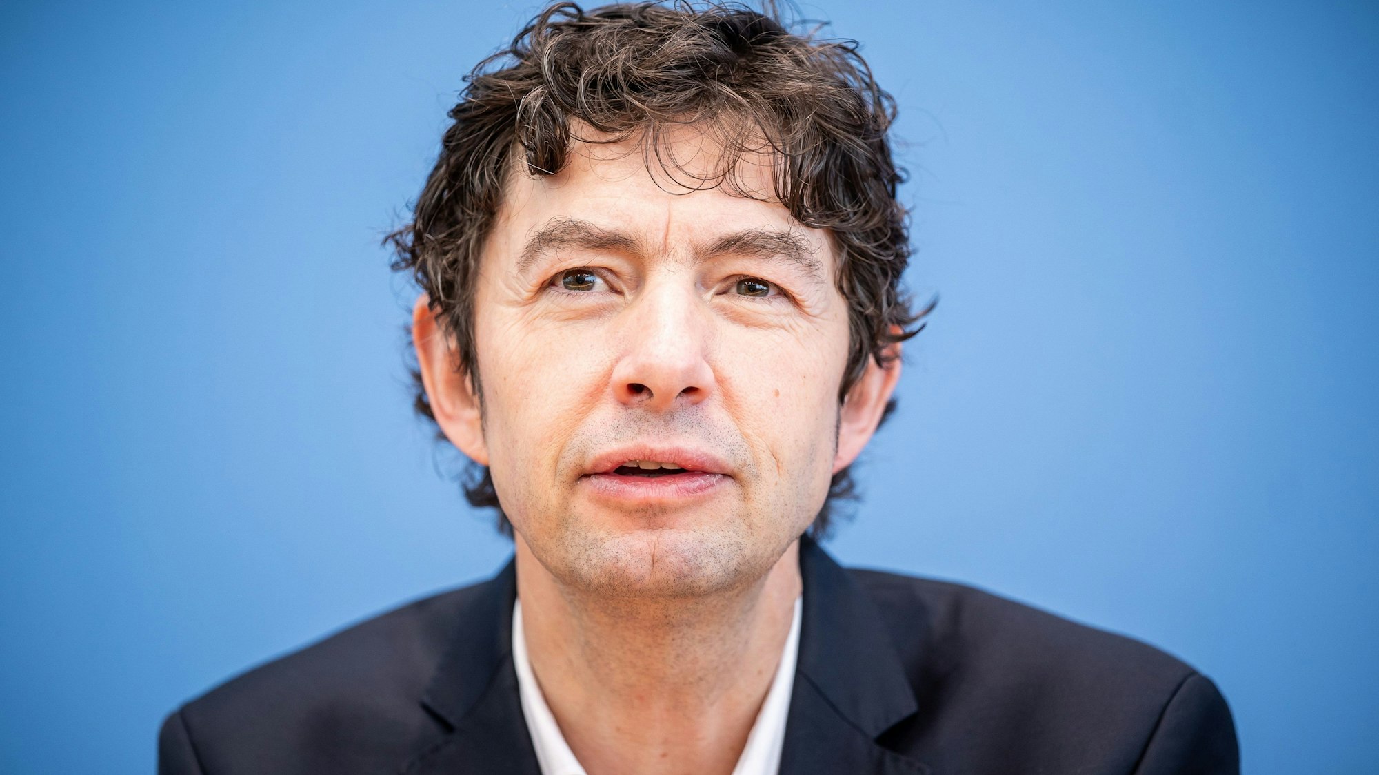 Virologe Christian Drosten (hier im März 2020 bei einer Pressekonferenz zum aktuellen Corona-Stand) rechnet mit einer starken Corona-Welle.