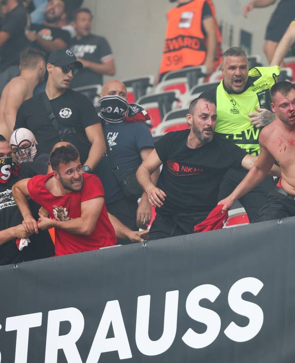 Ausschreitungen unter den Fans von Nizza und Köln sind vor Spielbeginn zu sehen.