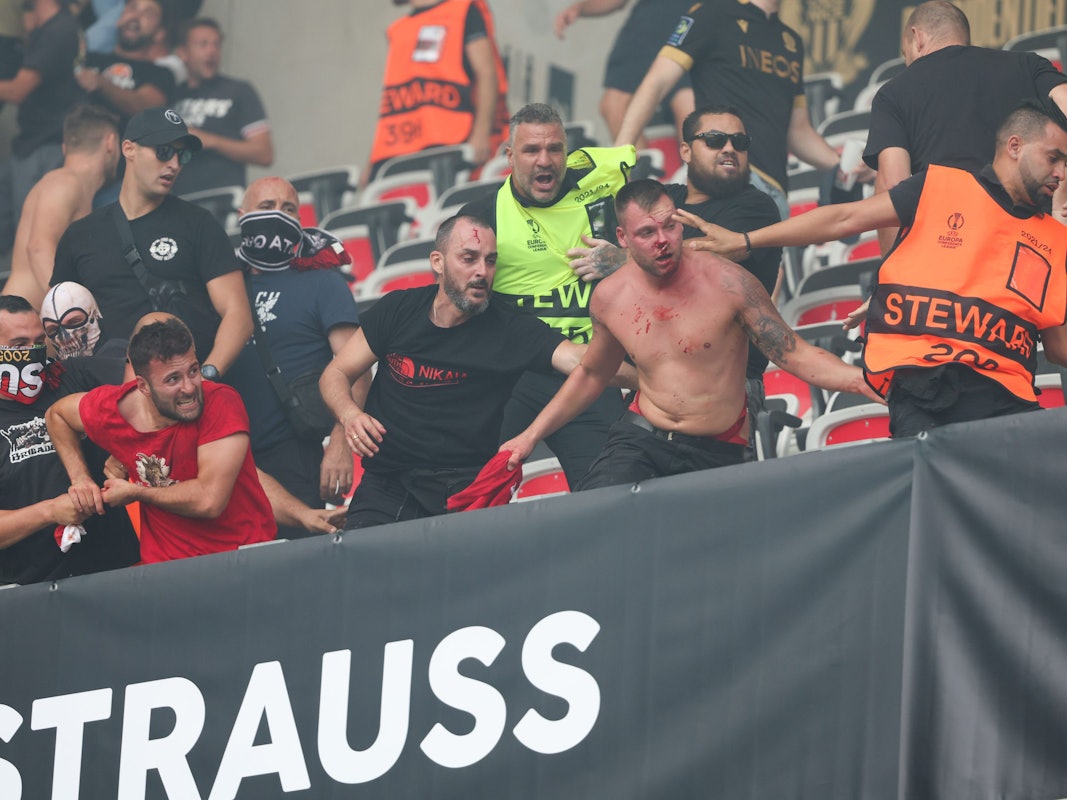 Ausschreitungen unter den Fans von Nizza und Köln sind vor Spielbeginn zu sehen.