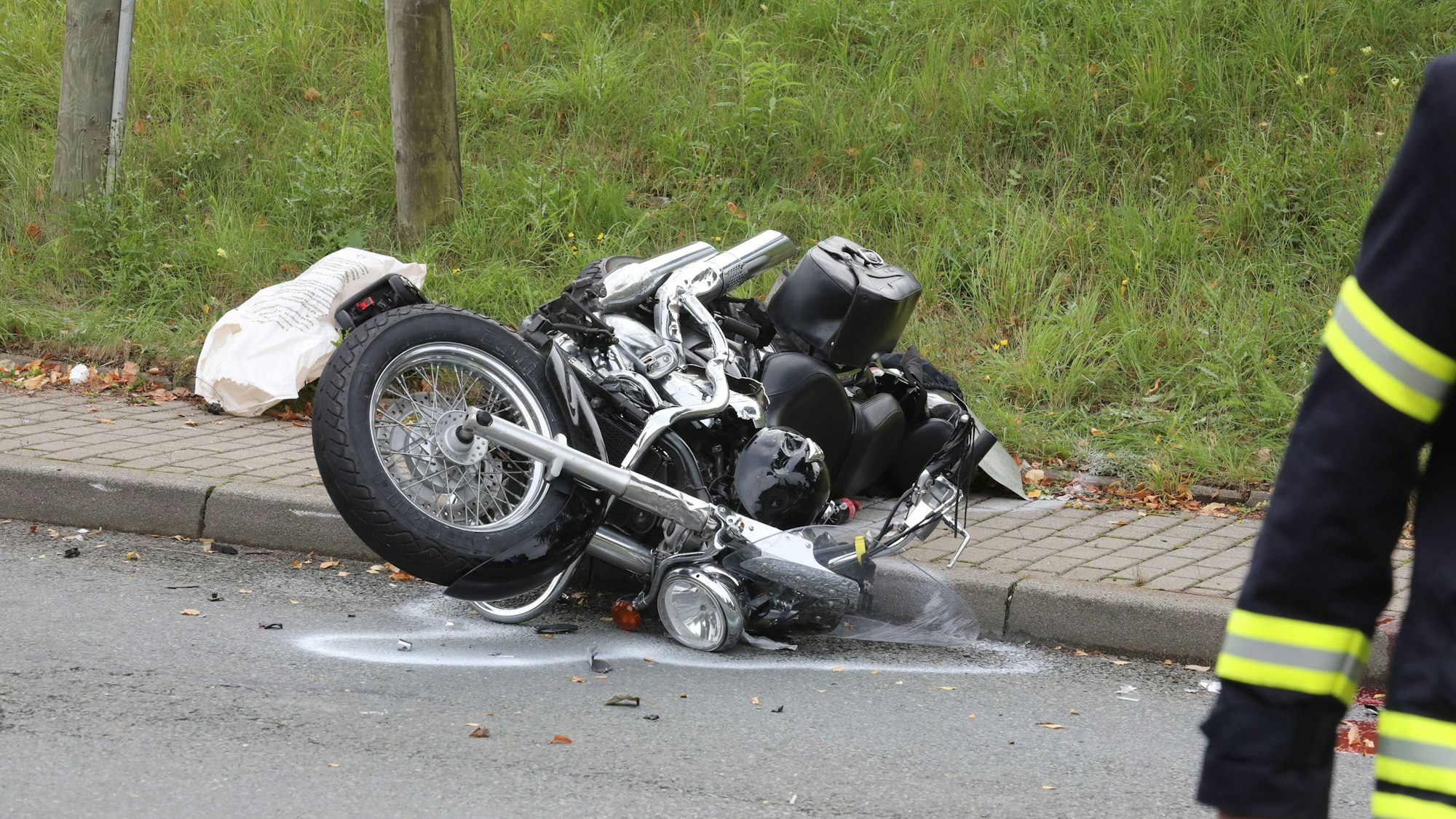 Bei einem Motorradunfall in Köln-Höhenberg wurde in der Nacht zu Sonntag (2. Oktober 2022) ein 42-jähriger Mann schwer verletzt. Unser undatiertes Symbolfoto zeigt einen Motorradunfall in Greiz (Thüringen).