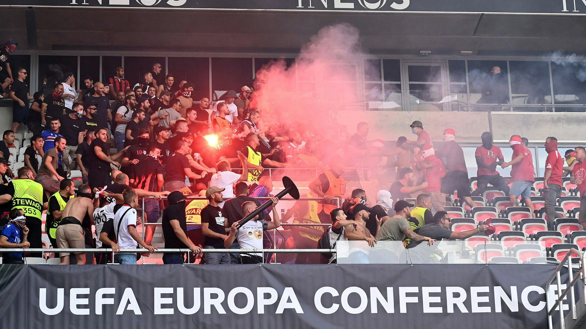 Ausschreitungen zwischen Fans von Nizza und Köln.
