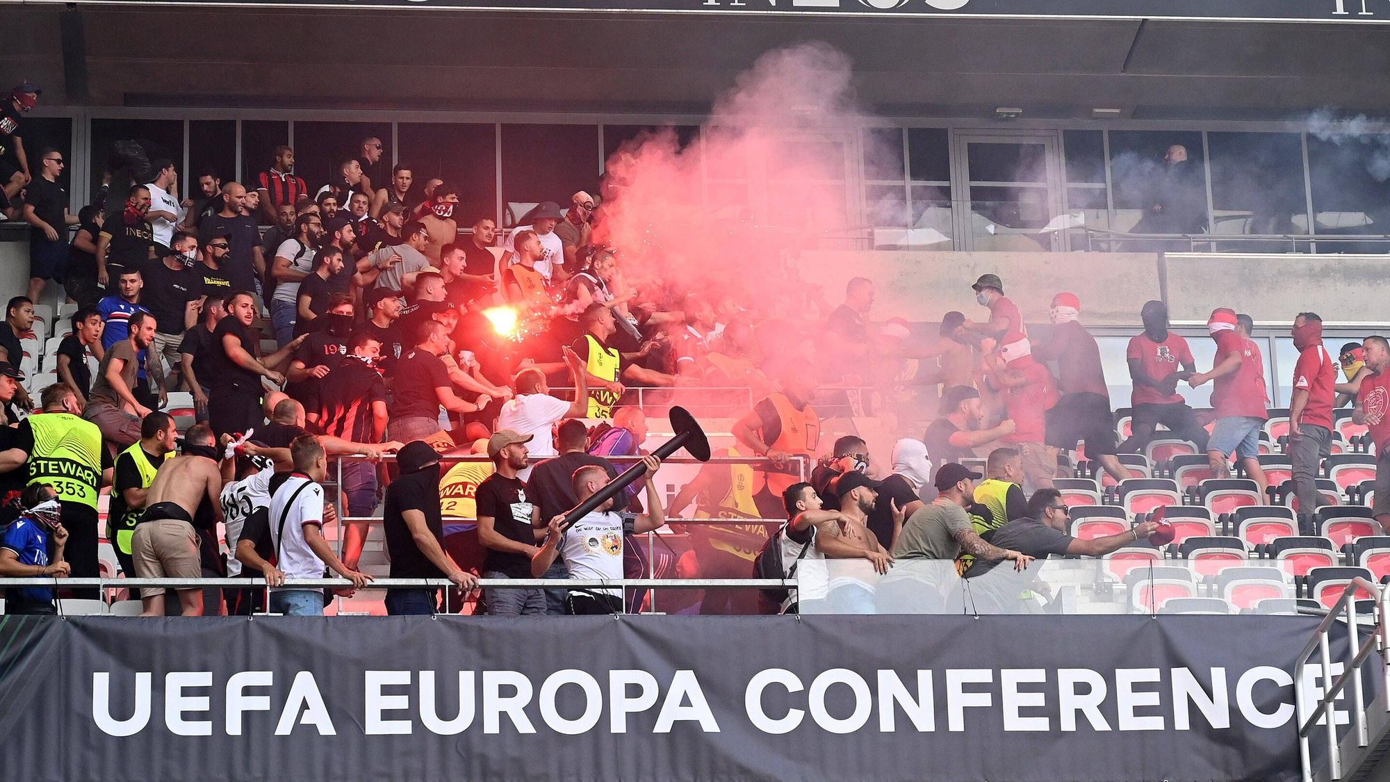 Beim Conference-League-Spiel des 1. FC Köln in Nizza am 8. September 2022 prügelten sich Fans vor Anpfiff auf der Tribüne.