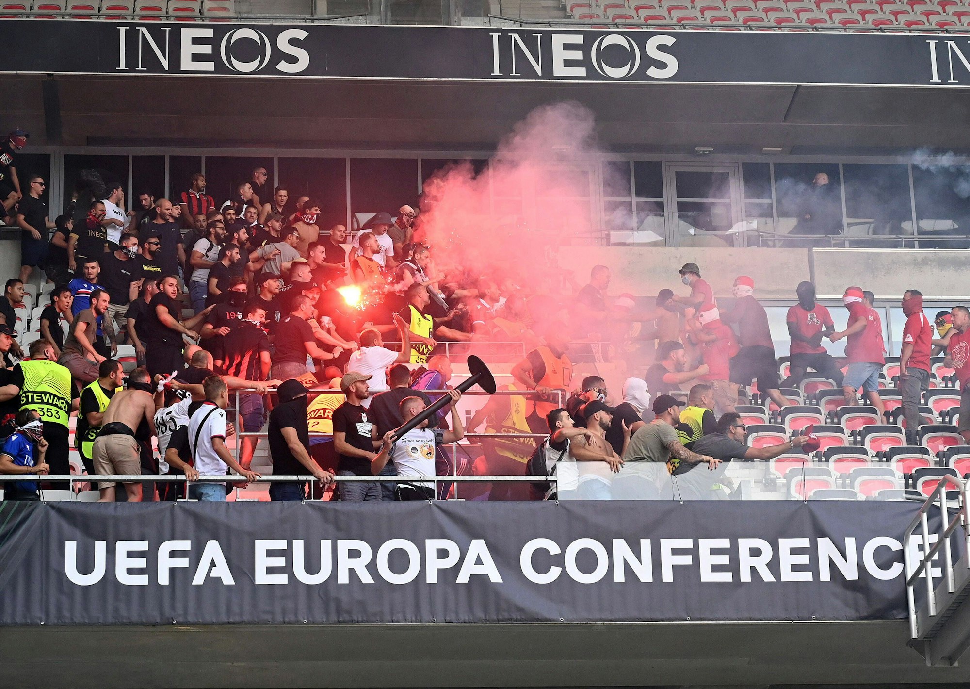Ausschreitungen in Nizza vor dem Spiel gegen den 1. FC Köln.