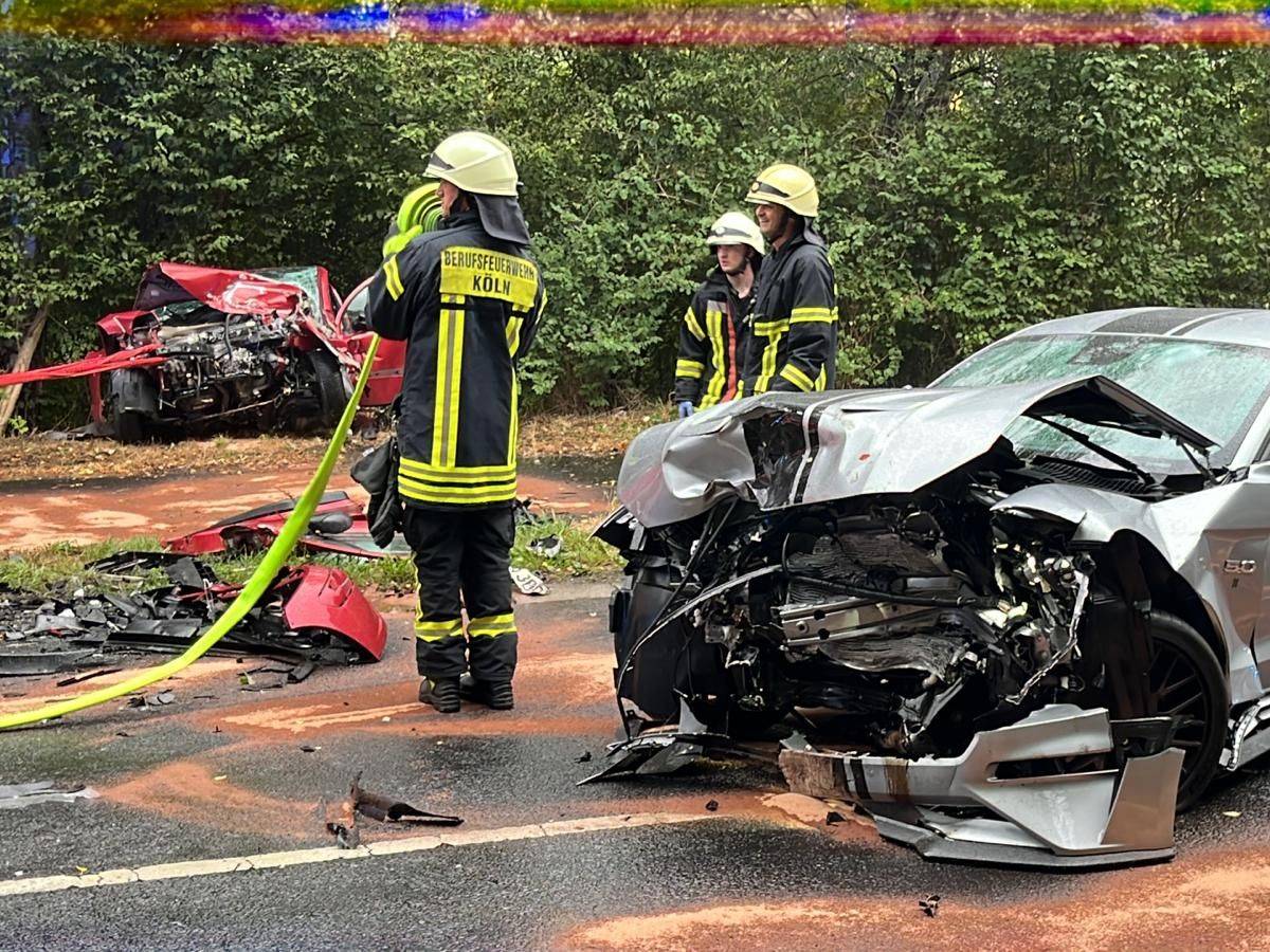 Feuerwehrleute stehen an der Unfallstelle auf dem Vingster Ring.