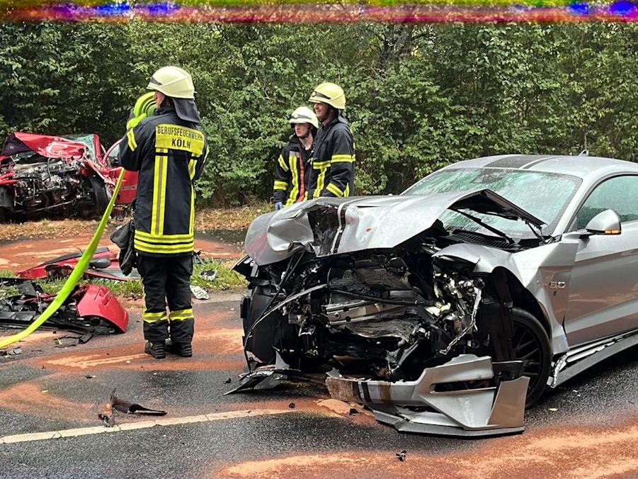 Feuerwehrleute stehen an der Unfallstelle auf dem Vingster Ring.