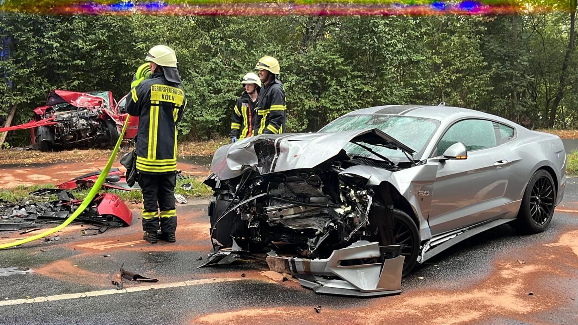 Feuerwehrleute stehen an der Unfallstelle auf dem Vingster Ring.
