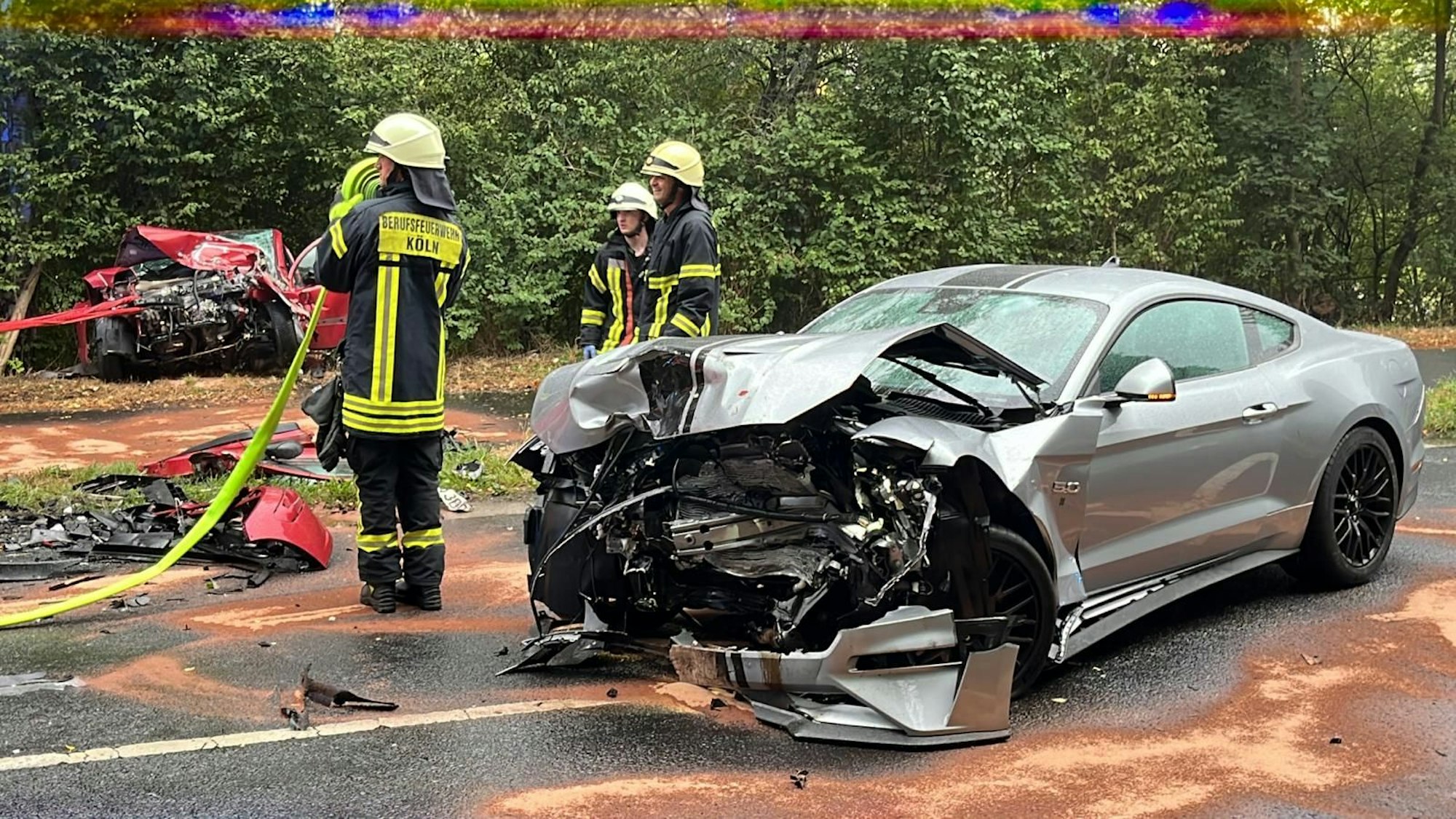 Feuerwehrleute stehen an der Unfallstelle auf dem Vingster Ring.