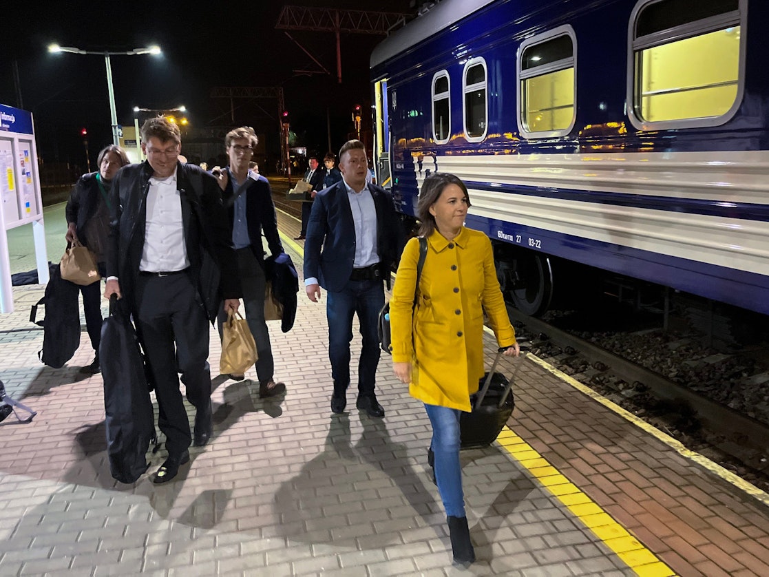 Die deutsche Außenministerin Annalena Baerbock (Bündnis 90/Die Grünen) kommt mit ihren Begleitern zum Zug nach Kiew, der in Polen zur Abfahrt bereit steht.