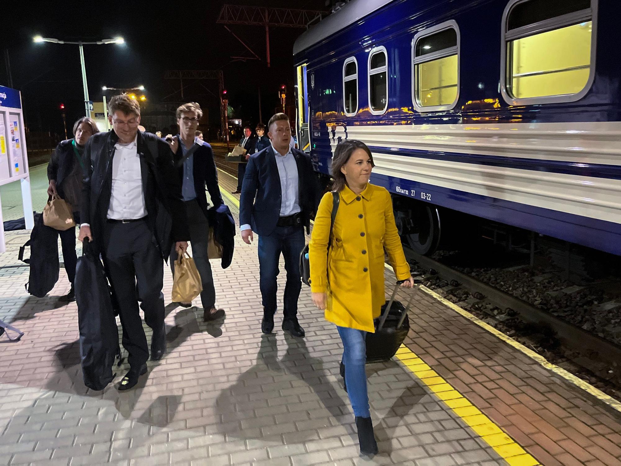 Die deutsche Außenministerin Annalena Baerbock (Bündnis 90/Die Grünen) kommt mit ihren Begleitern zum Zug nach Kiew, der in Polen zur Abfahrt bereit steht.