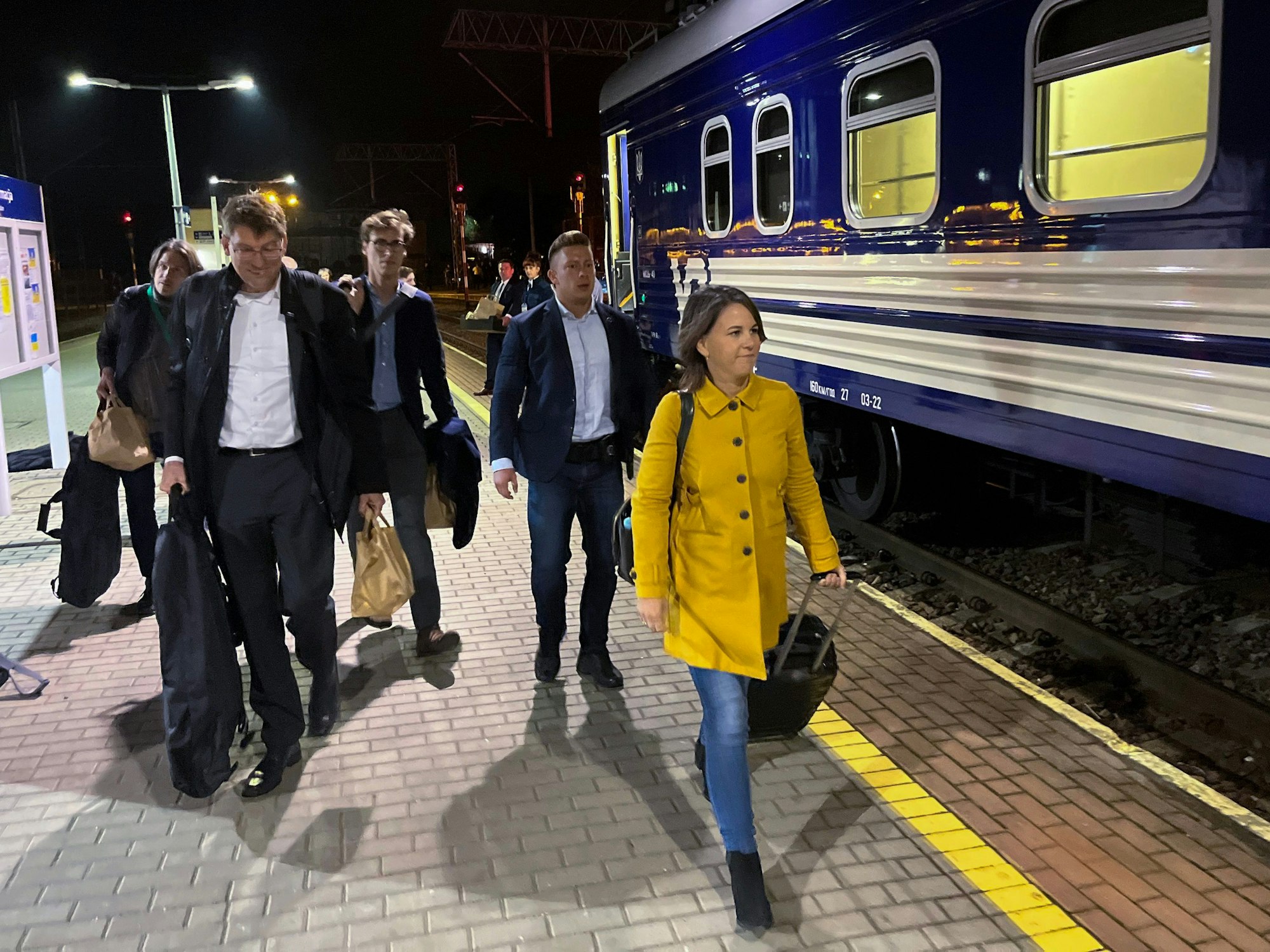 Die deutsche Außenministerin Annalena Baerbock (Bündnis 90/Die Grünen) kommt mit ihren Begleitern zum Zug nach Kiew, der in Polen zur Abfahrt bereit steht.