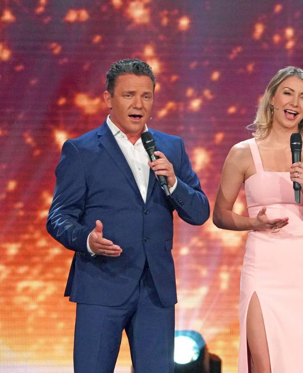 Stefan Mross (l.) und Anna Carina Woitschack mit Art Garfunkel jr. bei der Aufzeichnung der „Beatrice Egli Show“ im April 2022