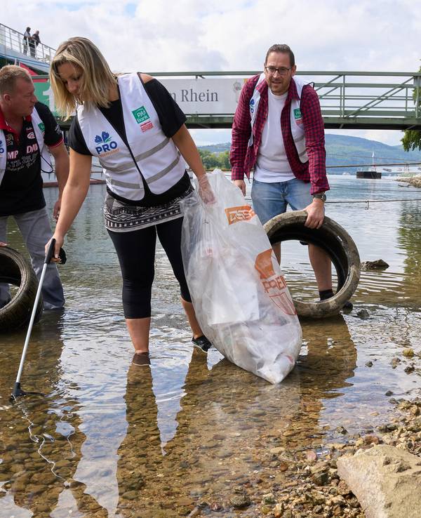 Freiwillige Helfer räumen im Rahmen der Aktion «RhineCleanUp» das Rheinufer in Rüdesheim auf.