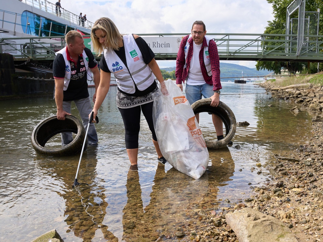Freiwillige Helfer räumen im Rahmen der Aktion «RhineCleanUp» das Rheinufer in Rüdesheim auf.