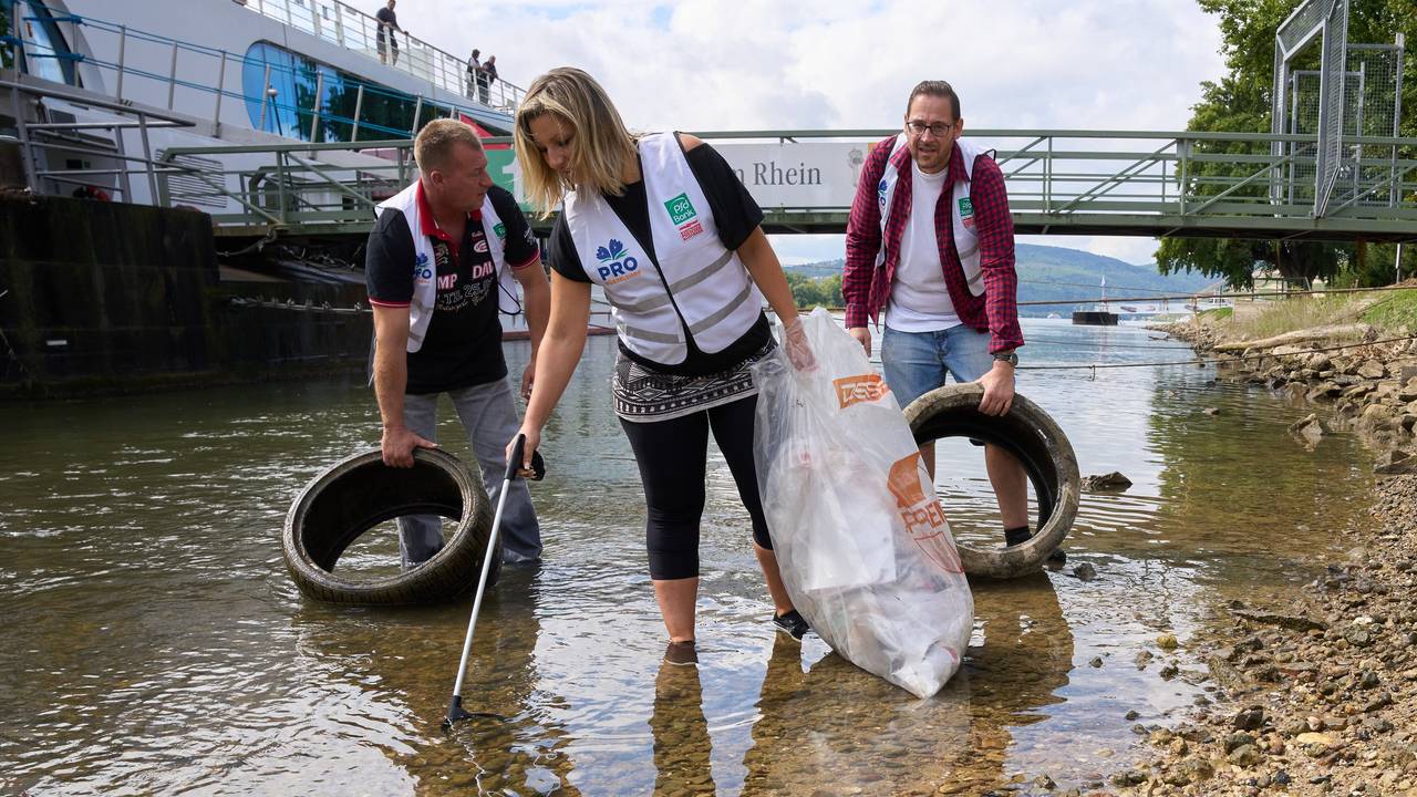 Freiwillige Helfer räumen im Rahmen der Aktion «RhineCleanUp» das Rheinufer in Rüdesheim auf.