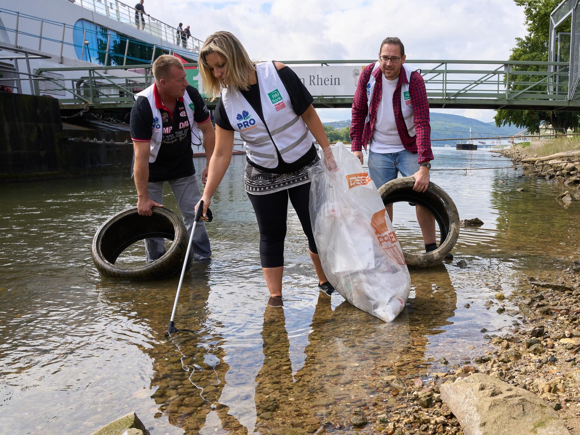 Freiwillige Helfer räumen im Rahmen der Aktion «RhineCleanUp» das Rheinufer in Rüdesheim auf.