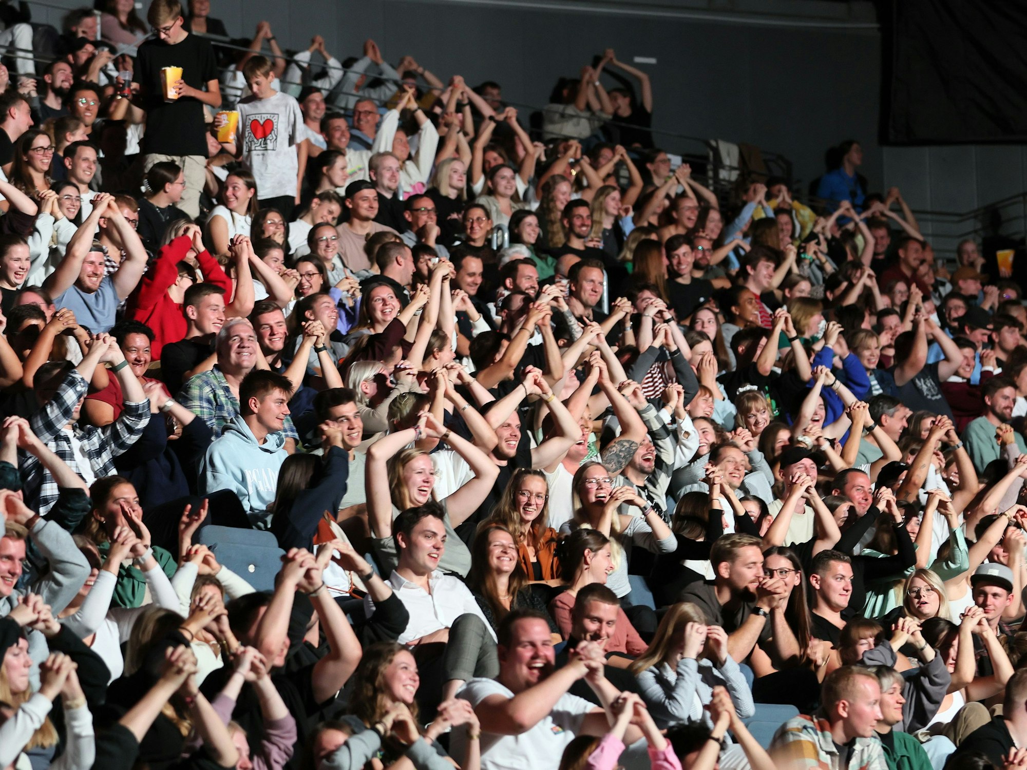 Lanxess-Arena, das Publikum bejubelt einen Gag der 4 Feinde.