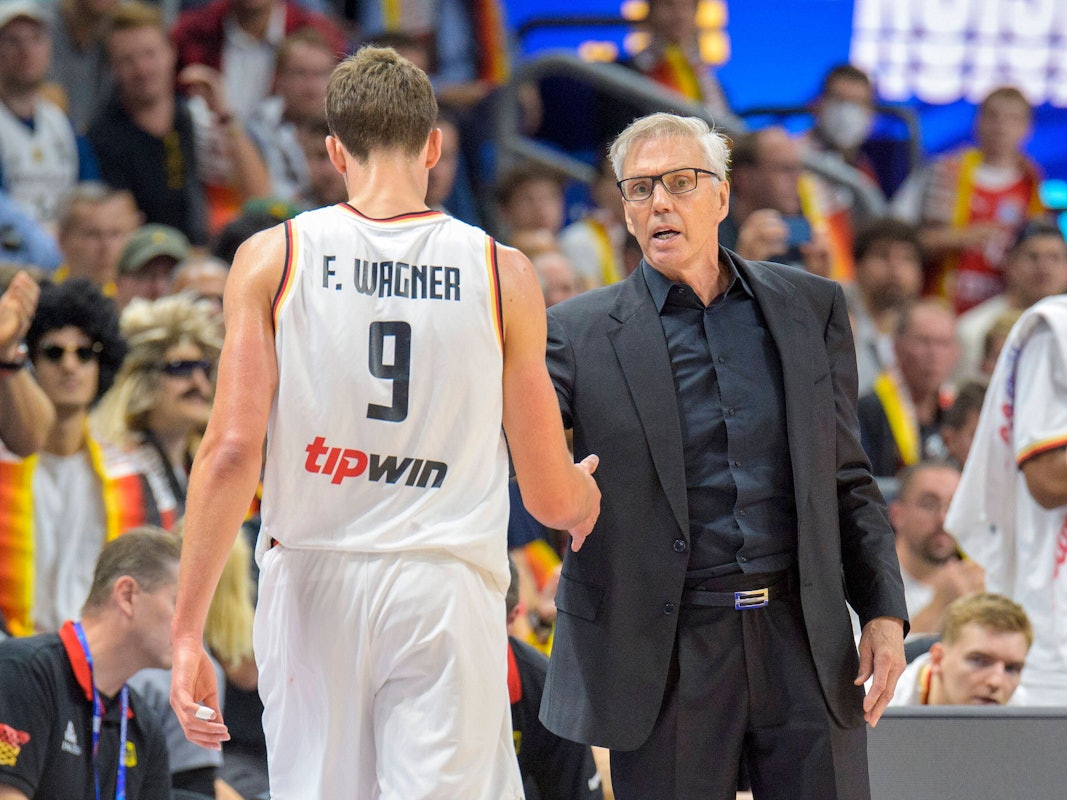 Gordon Herbert klatscht mit Franz Wagner an der Bank ab.