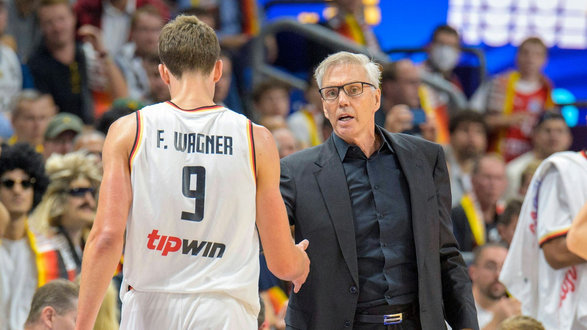 Gordon Herbert klatscht mit Franz Wagner an der Bank ab.