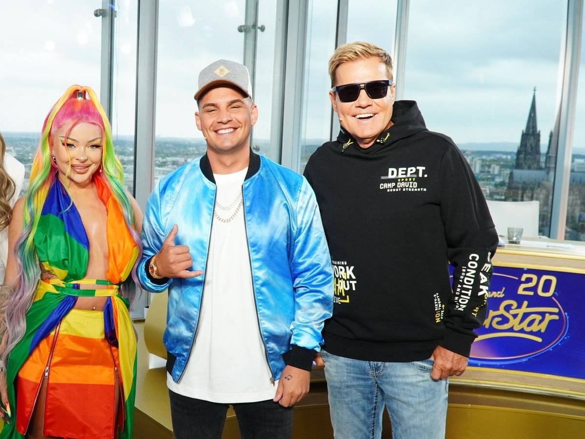 Leony, Katja Krasavice, Pietro Lombardi und Dieter Bohlen
lächeln für ein Foto in die Kamera.