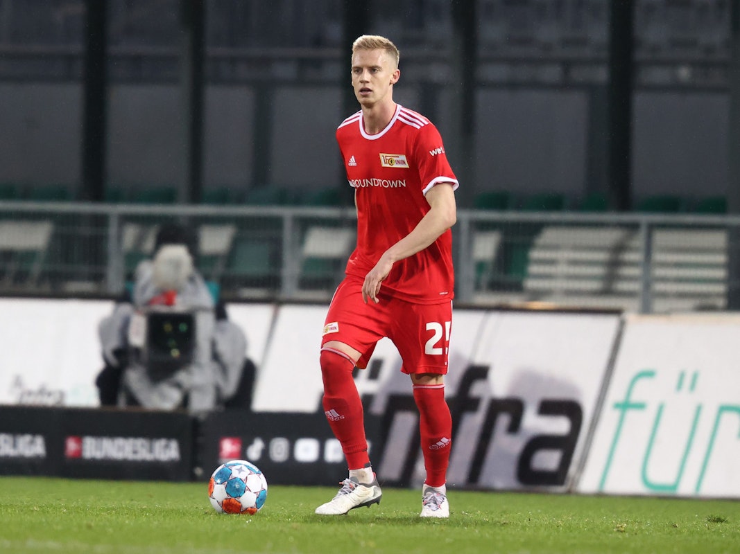 Timo Baumgartl von Union Berlin spielt den Ball.