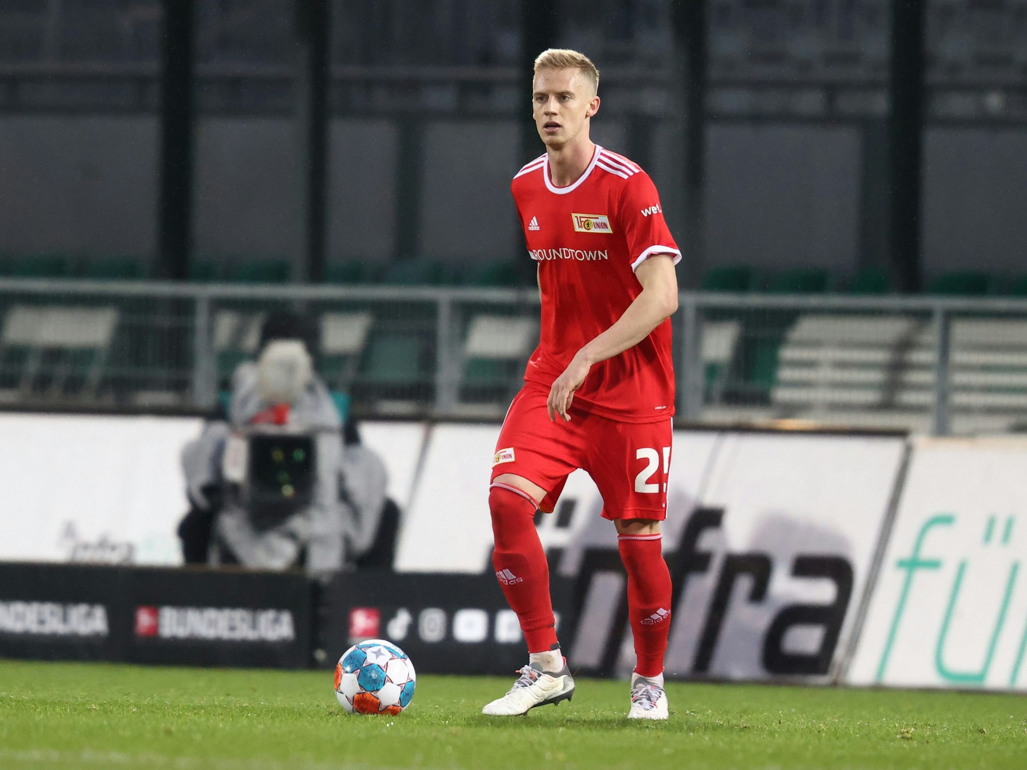 Timo Baumgartl von Union Berlin spielt den Ball.