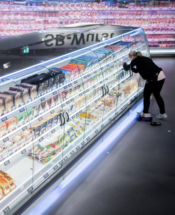 ARCHIV - 21.03.2018, Nordrhein-Westfalen, Düsseldorf: Käse und Wurst stehen im Kühlregal in einem Supermarkt. Der Einzelhandel in Deutschland will mehr für den Klimaschutz tun. Vor allem kleine und mittelgroße Händler sollen dafür sorgen, dass die Energiefresser in ihren Läden weniger verbrauchen - ob Kühltruhe, Lüftung oder Schaufensterbeleuchtung. Foto: Rolf Vennenbernd/dpa +++ dpa-Bildfunk +++
