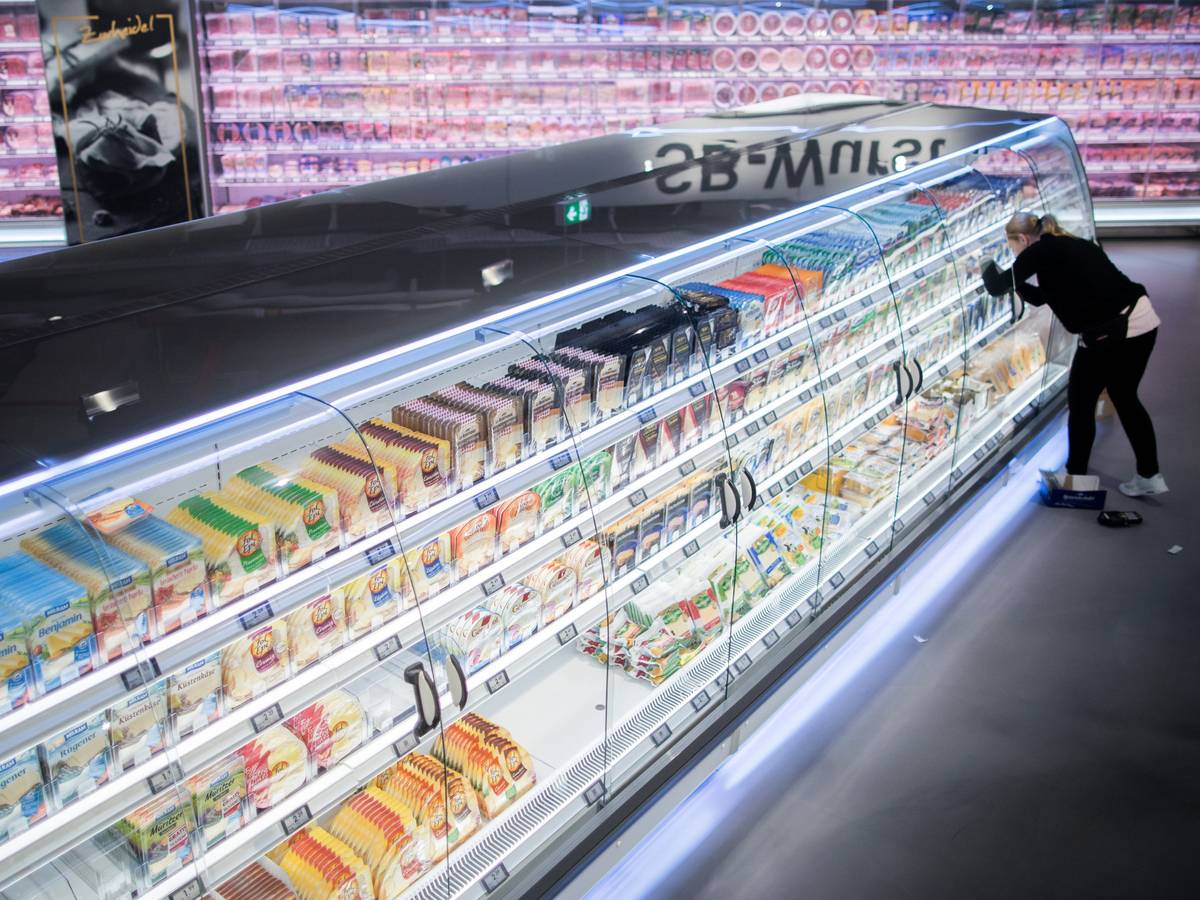 ARCHIV - 21.03.2018, Nordrhein-Westfalen, Düsseldorf: Käse und Wurst stehen im Kühlregal in einem Supermarkt. Der Einzelhandel in Deutschland will mehr für den Klimaschutz tun. Vor allem kleine und mittelgroße Händler sollen dafür sorgen, dass die Energiefresser in ihren Läden weniger verbrauchen - ob Kühltruhe, Lüftung oder Schaufensterbeleuchtung. Foto: Rolf Vennenbernd/dpa +++ dpa-Bildfunk +++