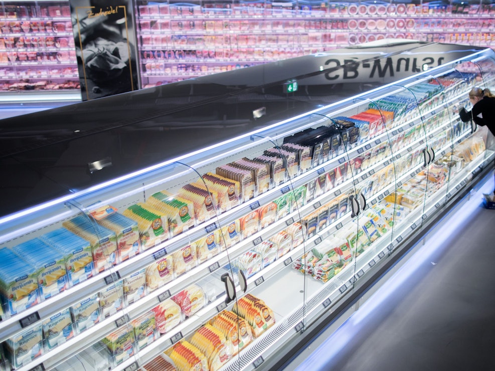 ARCHIV - 21.03.2018, Nordrhein-Westfalen, Düsseldorf: Käse und Wurst stehen im Kühlregal in einem Supermarkt. Der Einzelhandel in Deutschland will mehr für den Klimaschutz tun. Vor allem kleine und mittelgroße Händler sollen dafür sorgen, dass die Energiefresser in ihren Läden weniger verbrauchen - ob Kühltruhe, Lüftung oder Schaufensterbeleuchtung. Foto: Rolf Vennenbernd/dpa +++ dpa-Bildfunk +++