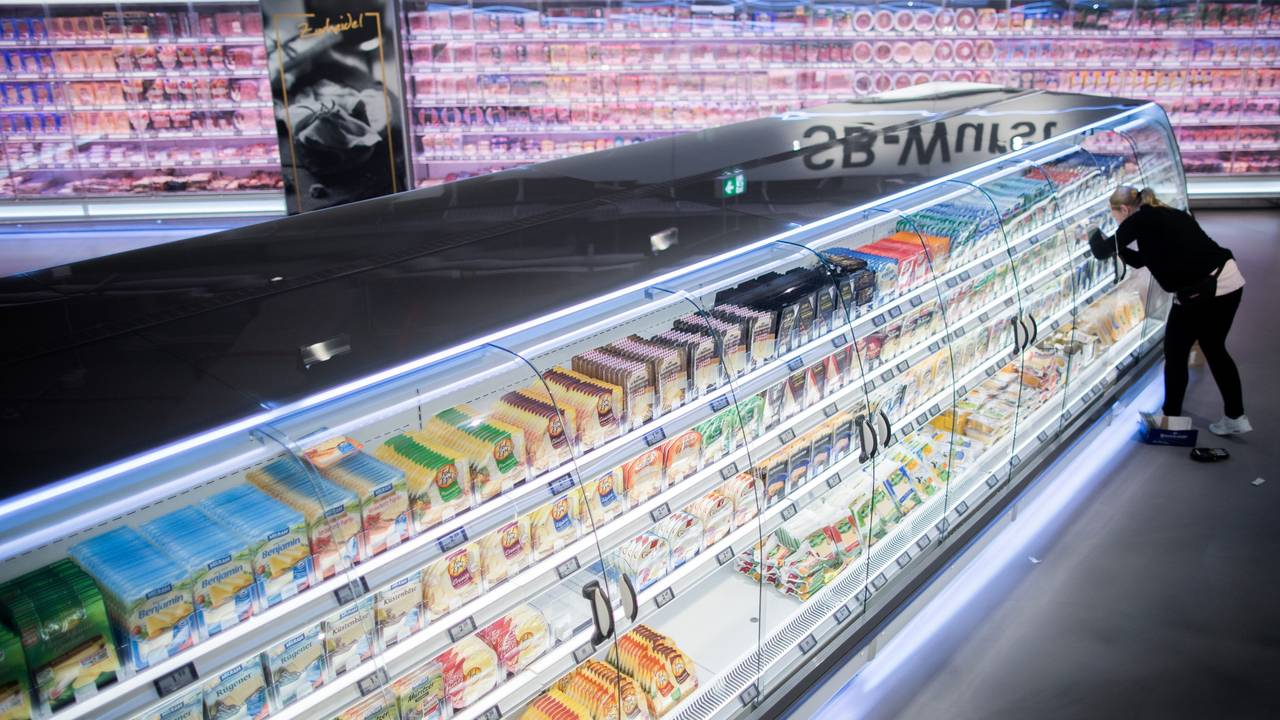 ARCHIV - 21.03.2018, Nordrhein-Westfalen, Düsseldorf: Käse und Wurst stehen im Kühlregal in einem Supermarkt. Der Einzelhandel in Deutschland will mehr für den Klimaschutz tun. Vor allem kleine und mittelgroße Händler sollen dafür sorgen, dass die Energiefresser in ihren Läden weniger verbrauchen - ob Kühltruhe, Lüftung oder Schaufensterbeleuchtung. Foto: Rolf Vennenbernd/dpa +++ dpa-Bildfunk +++