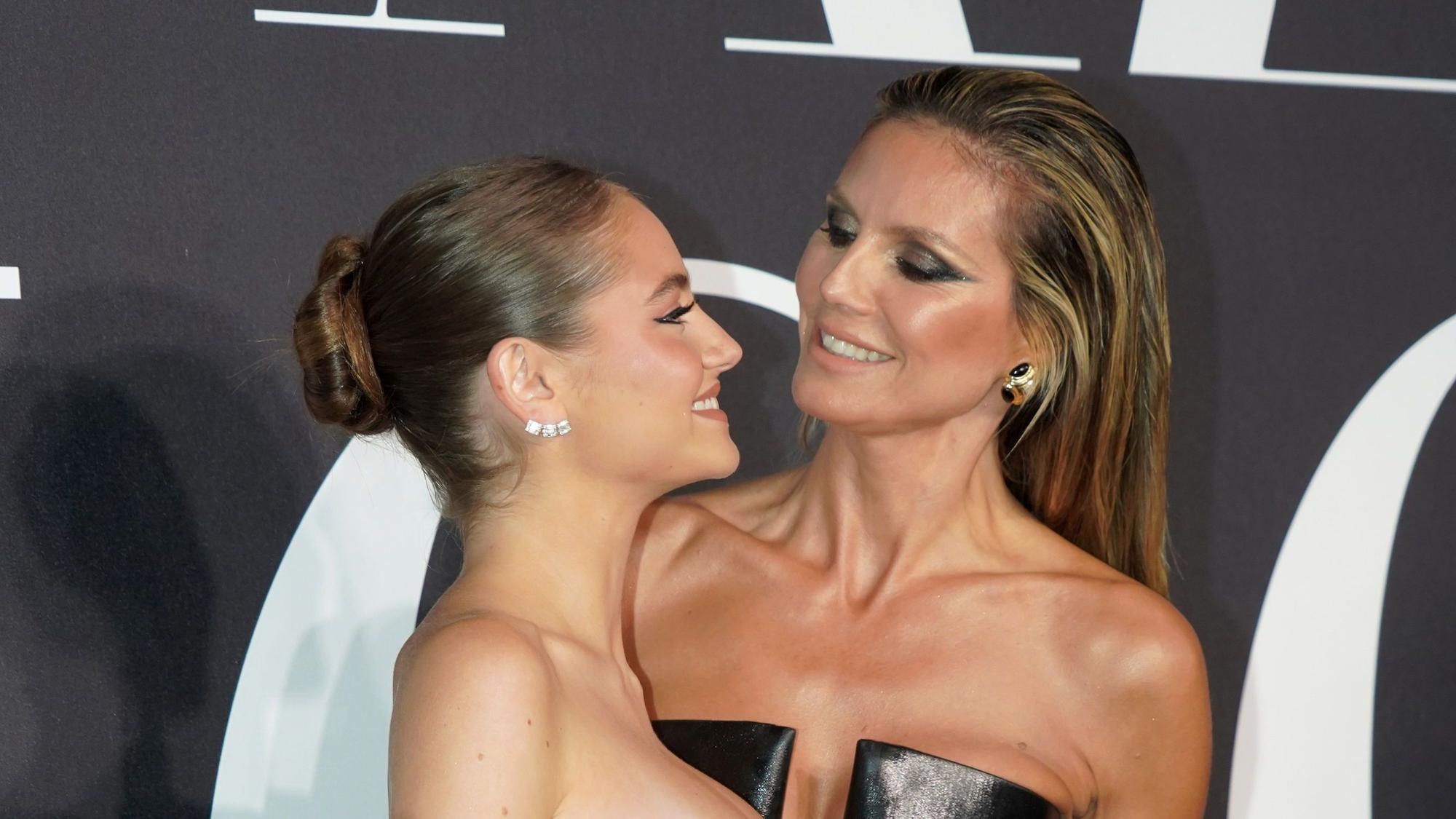 Leni und Heidi Klum auf der Feier „150 Jahre Harper's Bazaar Icons Portfolio und Bloomingdale's“ im September 2022. Beide posieren für die Kameras und lächeln sich an.
