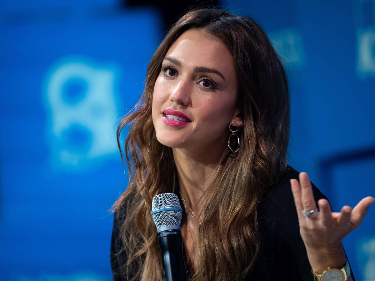Schauspielerin Jessica Alba steht während der Abschlussrede vom Unternehmensgründer- und Investorentreffen Bits & Pretzels auf der Bühne.