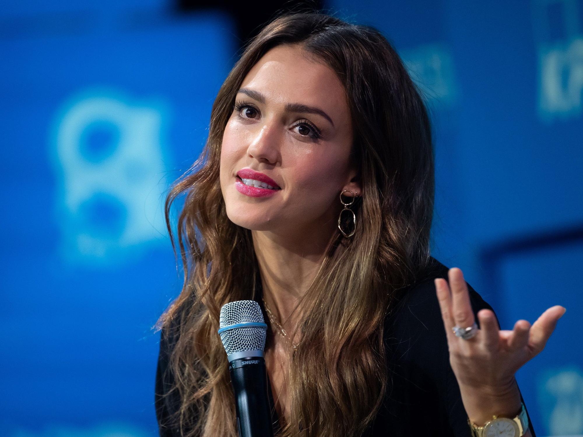 Schauspielerin Jessica Alba steht während der Abschlussrede vom Unternehmensgründer- und Investorentreffen Bits & Pretzels auf der Bühne.