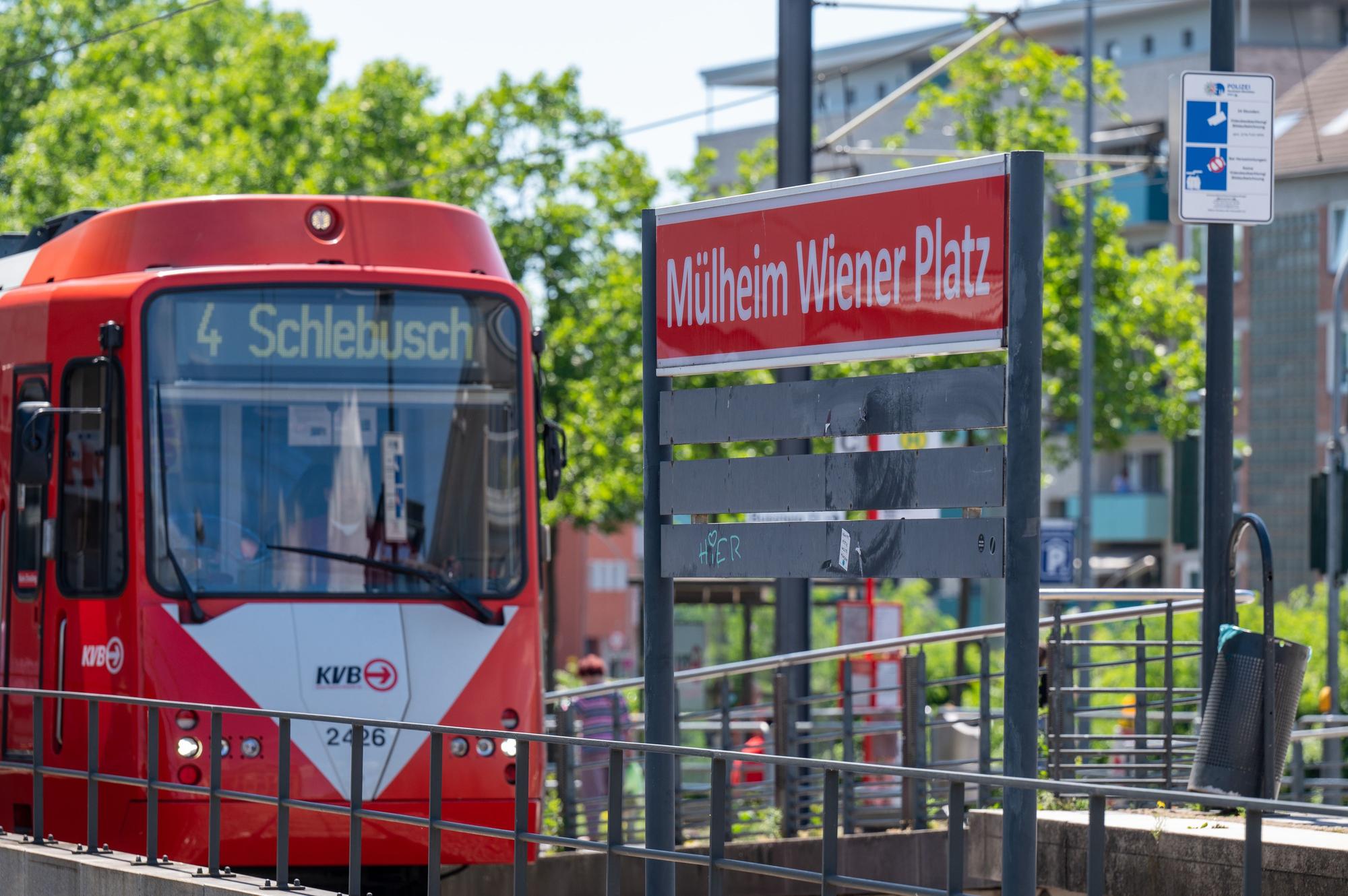 Stadtbahnlinie 4 an der Haltestelle Mülheim Wiener Platz in Köln.
