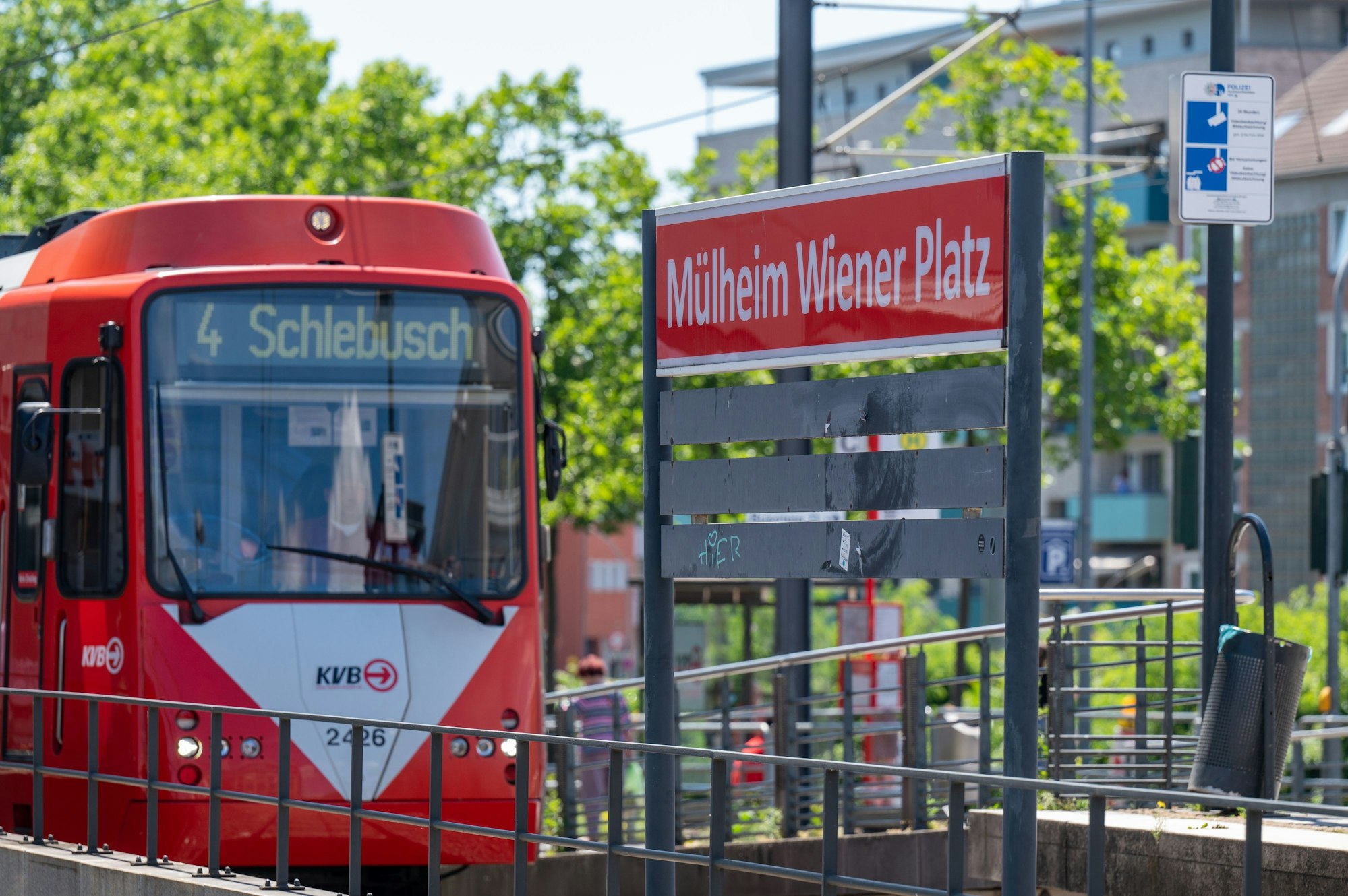 Stadtbahnlinie 4 an der Haltestelle Mülheim Wiener Platz in Köln.
